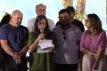 pessoas em palco e mulher discursando
