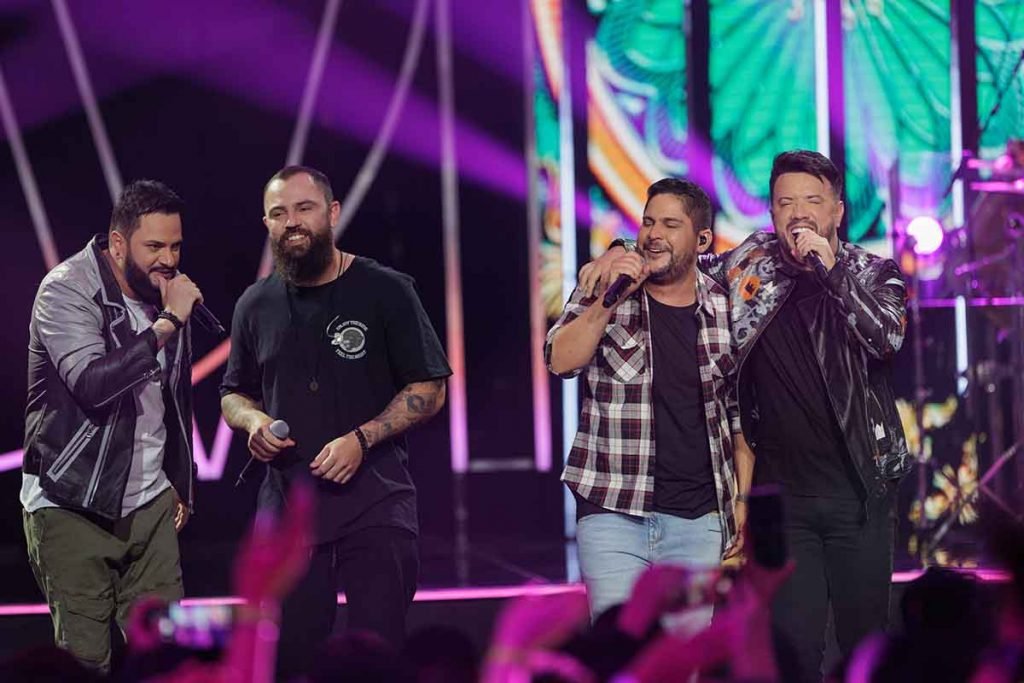 Foto de Diego, Victor Hugo, Jorge e Mateus em gravação de DVD