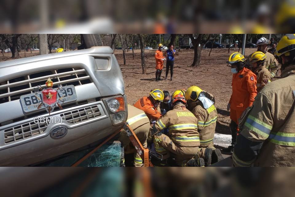 Caminhonete capota no Eixão e deixa trânsito parcialmente interditado