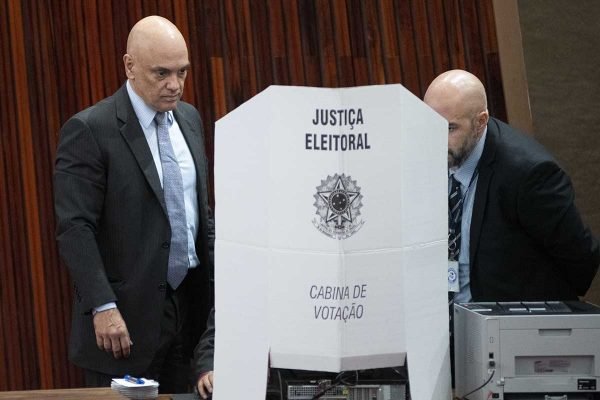TSE lacra sistema das urnas: “De secreto, só o voto”, diz Moraes