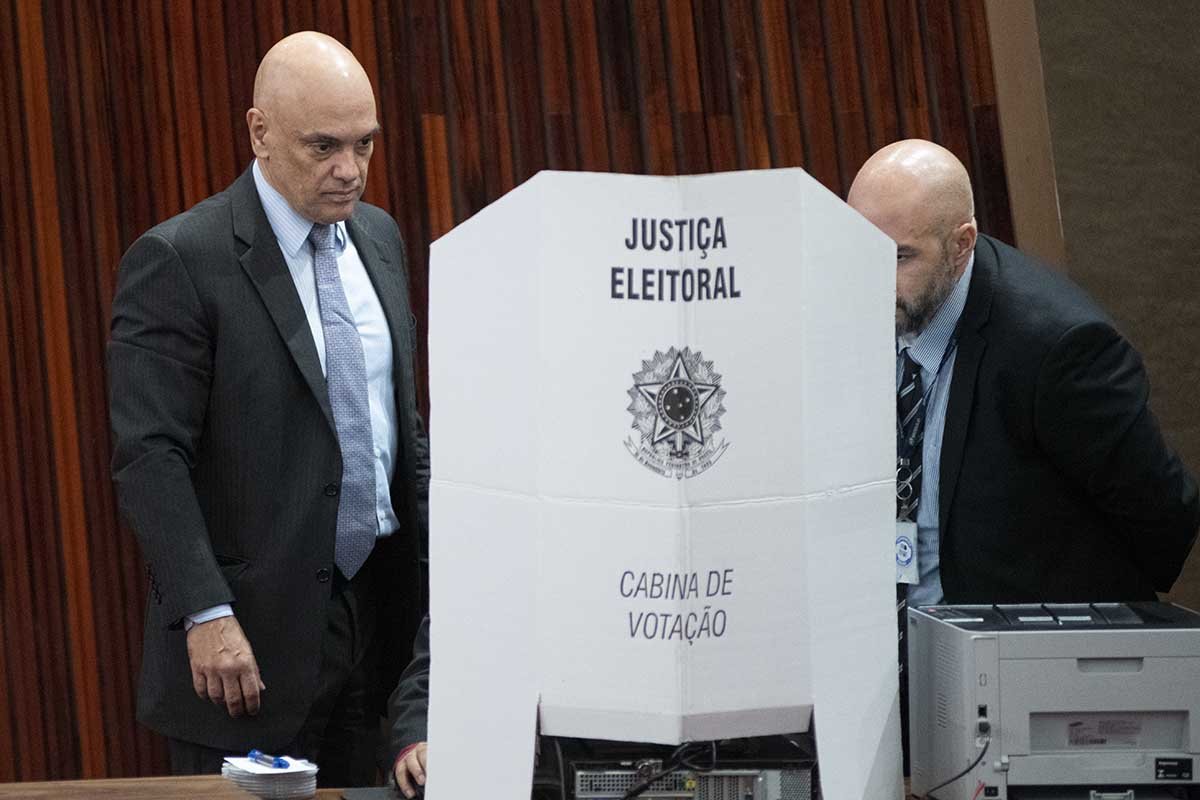 TSE lacra sistema das urnas alexandre de moraes