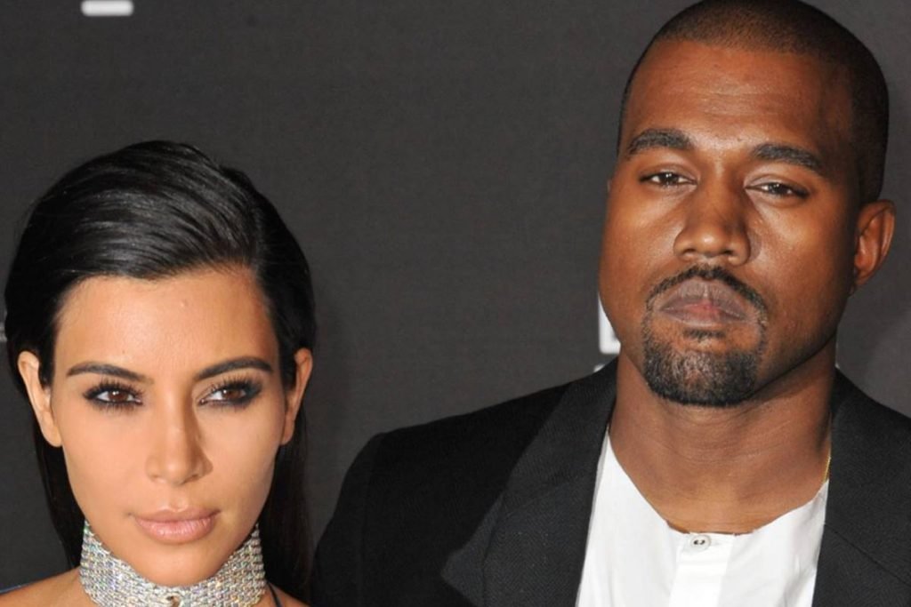 Foto colorida do Kanye West e Kim kardashian-metrópoles