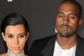 Foto colorida do Kanye West e Kim kardashian-metrópoles