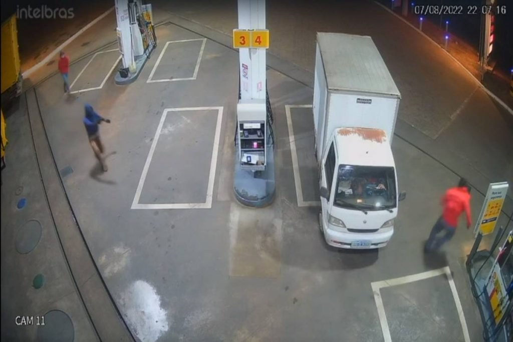 Assaltantes se aproxima de carro parado para roubá-lo
