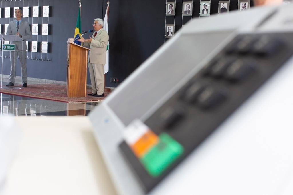 urna eleitoral ao lado do desembargador Roberval Belinati