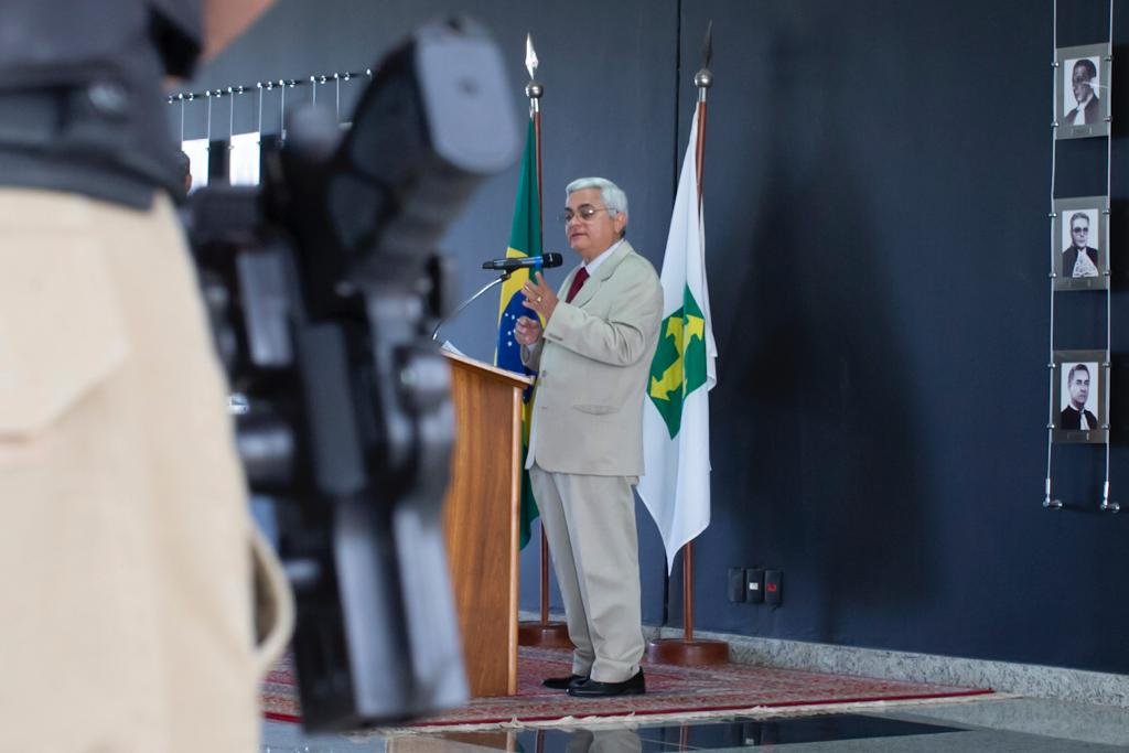 policial do TREDF com arma proximo ao desembargador Roberval Belinati