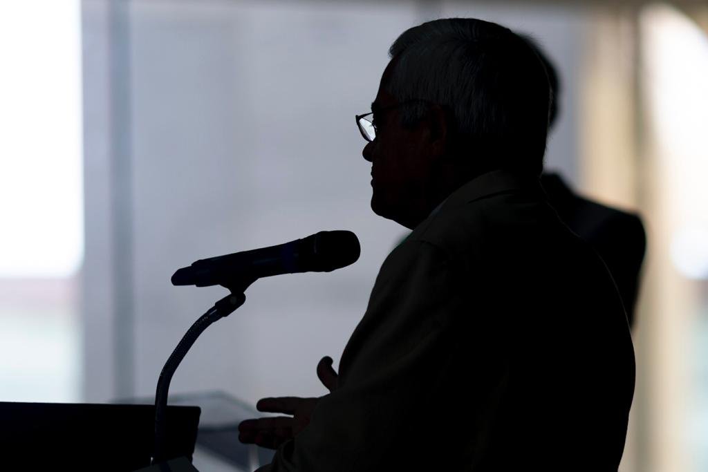 contraluz do desembargador Roberval Belinati durante coletiva