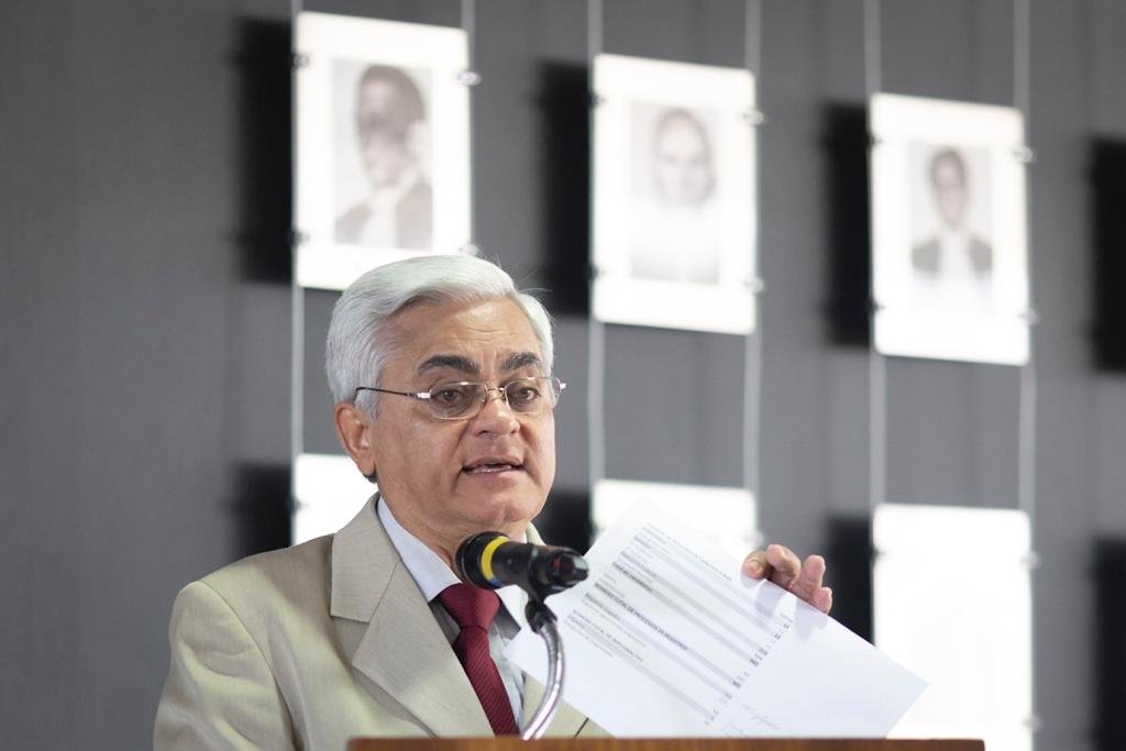 desembargador Roberval Belinati mostra papel com informações sobre as eleições 2022