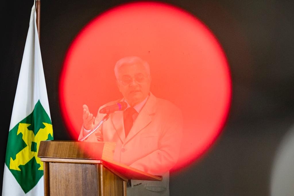 desembargador Roberval Belinati com luz vermelha sobre o rosto