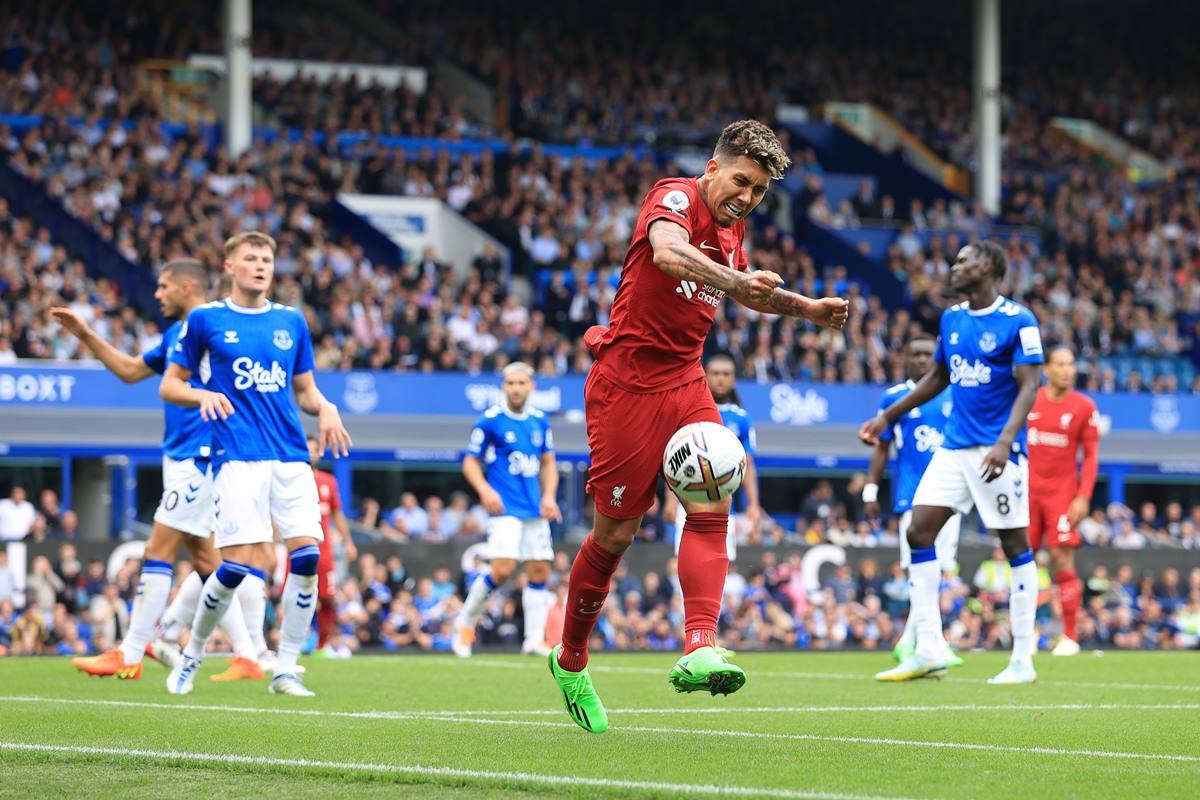 Em clássico com quatro bolas na trave, Everton e Liverpool não