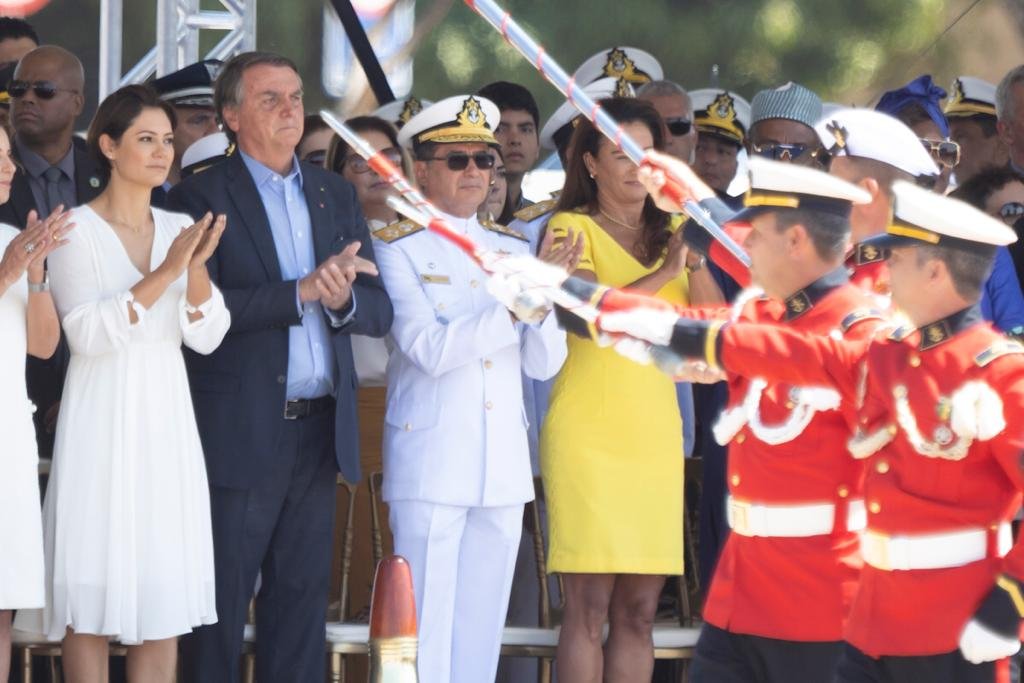 militares desfilam em frente ao presidente jair bolsonaro durante troca bandeira praca do tres poderes brasilia