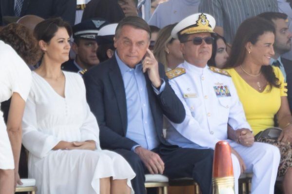 Presidente Bolsonaro ao lado da primeira Dama assiste a troca da bandeira na Praça dos três poderes acompanhando Comandante da Marinha, Almirante de Esquadra Almir Garnier Santos