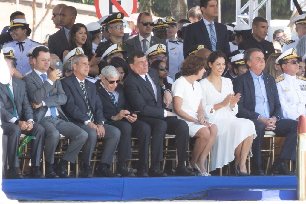 presidente jair bolsonaro e autoridades troca bandeira praca do tres poderes brasilia
