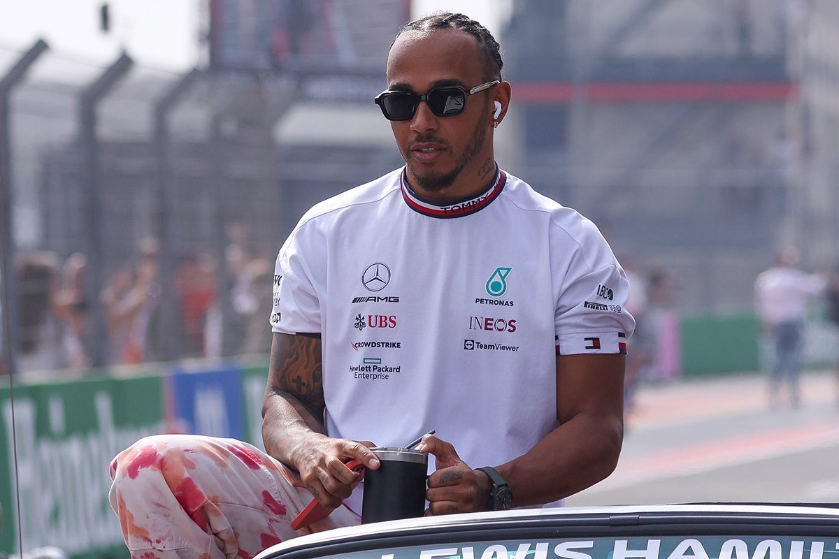 Lewis Hamilton antes de corrida da Fórmula 1 - Metrópoles