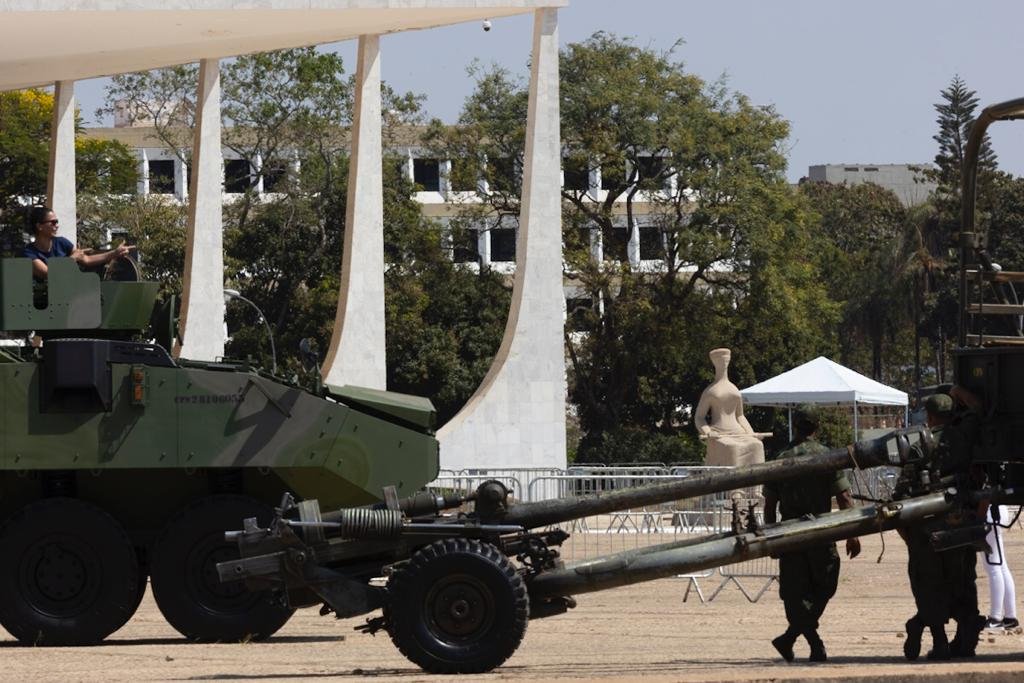 tanque de guerra do exército em frente ao STF justica desfile 7 de setembro independência