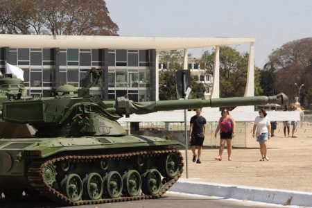 tanque de guerra do exército em frente ao STF justica desfile 7 de setembro independência