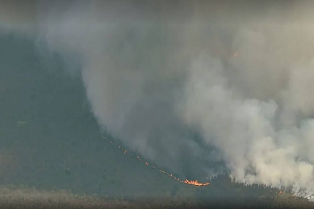 Rastro de fogo e fumaça durante incêndio