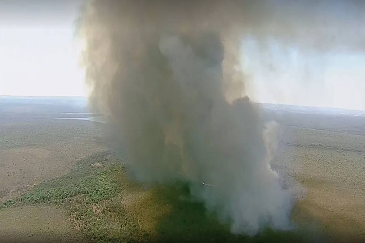Nuvem de fumaça durante incêndio no Parque Nacional de Brasília
