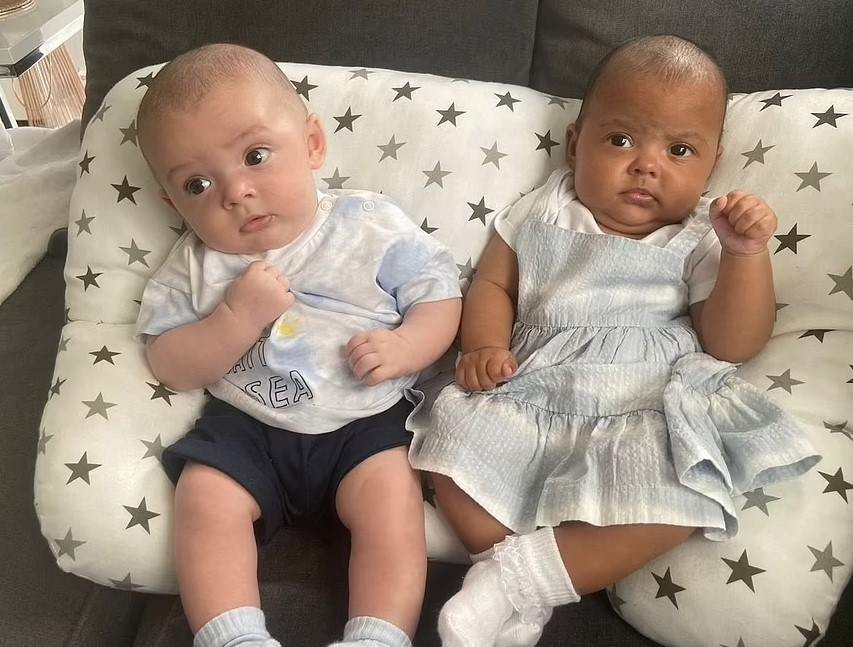 gemeos com tom de pele diferente