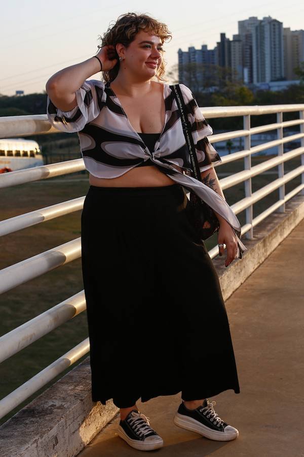 Modelo posando na rua