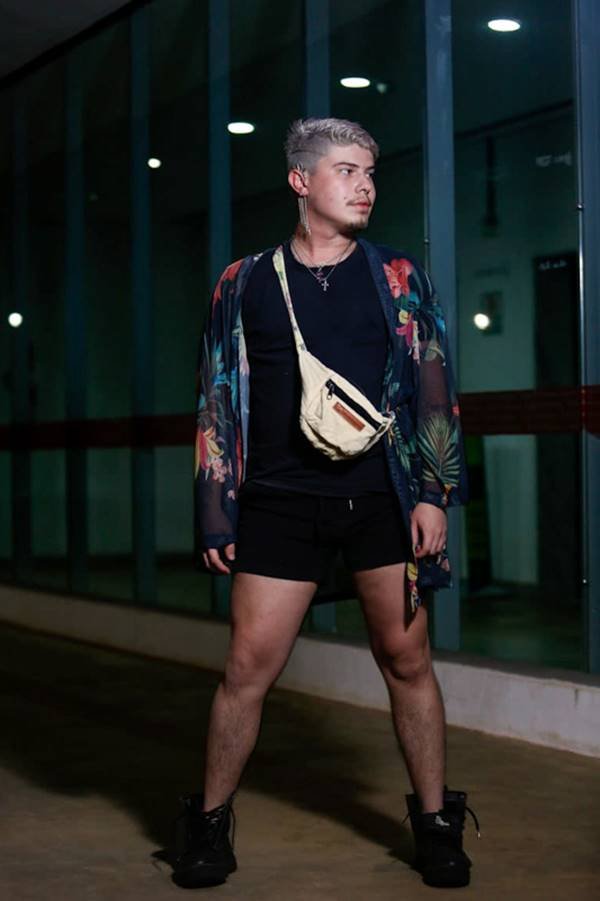 Modelo posando na rua