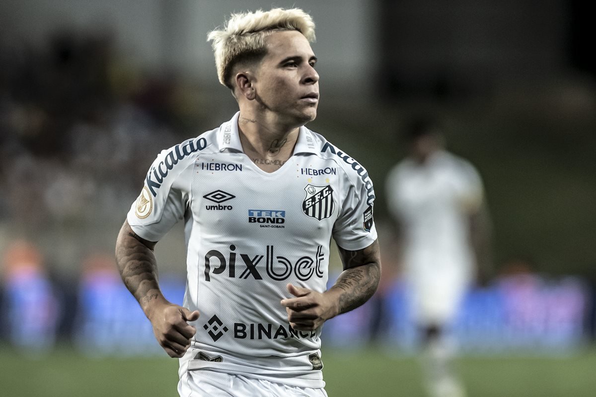Santos emplaca cinco partidas sem perder no Brasileirão e chega
