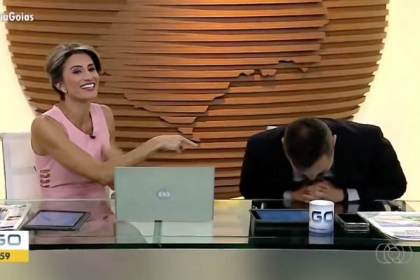 Handerson Pancieri cai na gargalhada ao zoar Rosane Mendes no Bom Dia Goiás, da TV Anhanguera (afiliada da Globo)