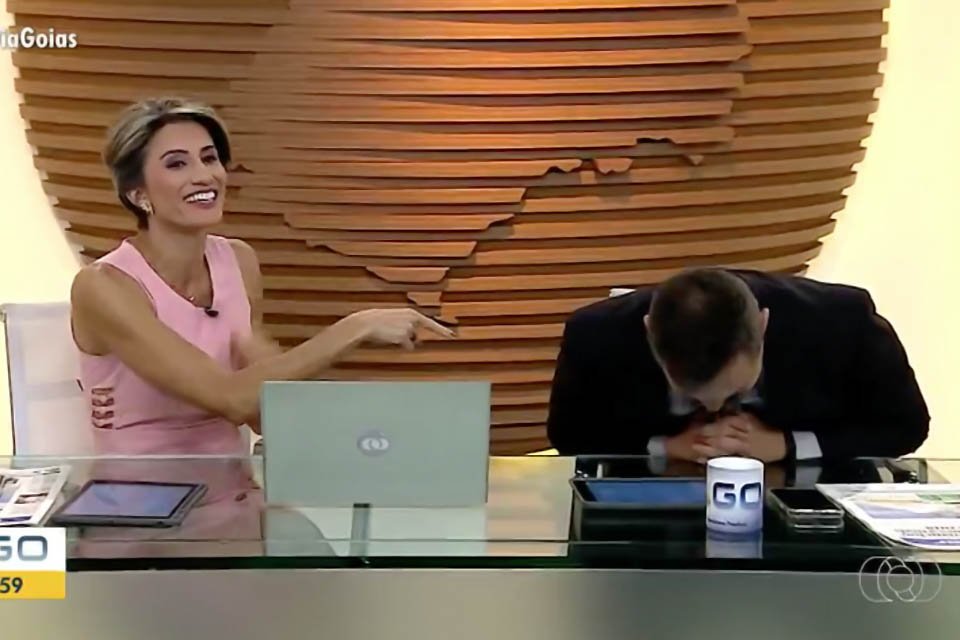 Âncora tem crise de riso em telejornal ao zoar colega “friorenta” | Metrópoles Âncora tem crise de riso em telejornal ao zoar colega “friorenta” | Metrópoles