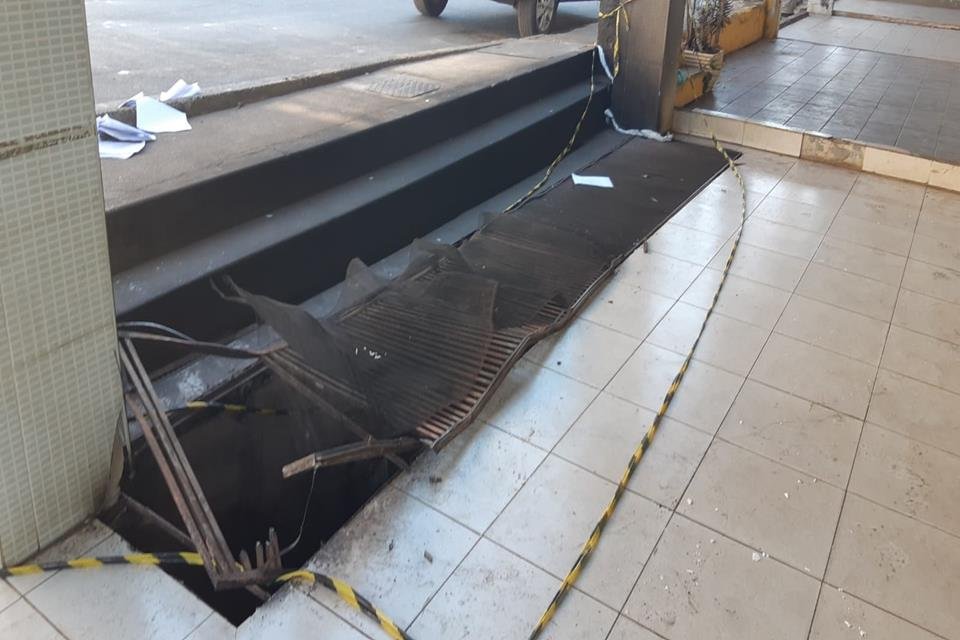 imagem de grade da cobertura de piso queimada