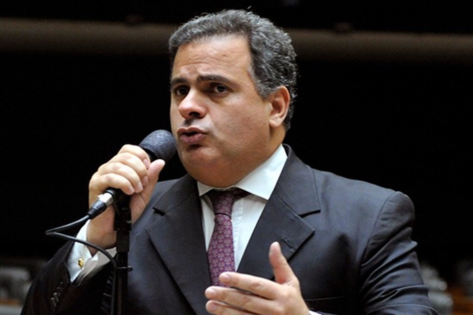 O deputado Jonga Bacelar teve ferimentos