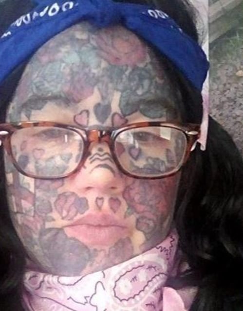 Viciada em tatuagens não consegue trabalho e mostra rosto 'original