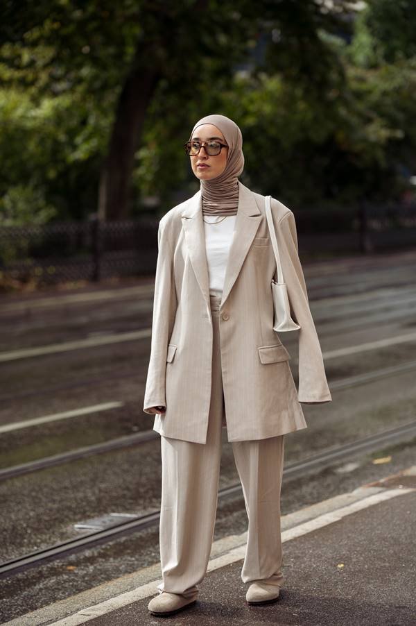 Mulher usa hijab com alfaiataria no street style