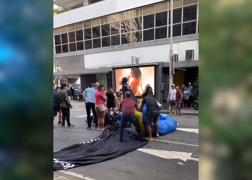 Vídeo: Homem cai de paraquedas em ponto turístico do Rio de Janeiro