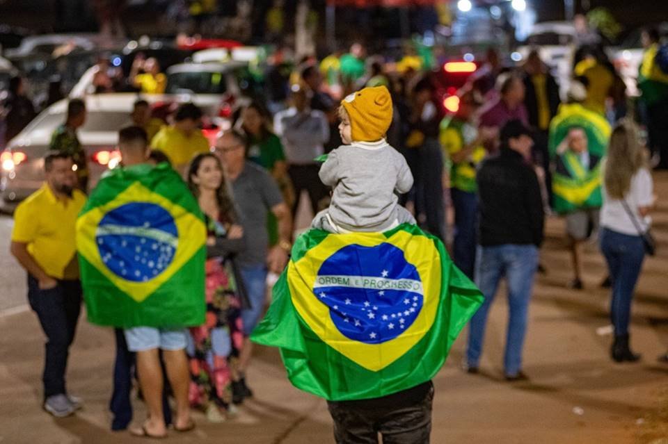 Bolsonaristas se reúnem em frente à Torre de TV para acompanhar a queima de fogos, em comemoração ao bicentenário da Independência do Brasil