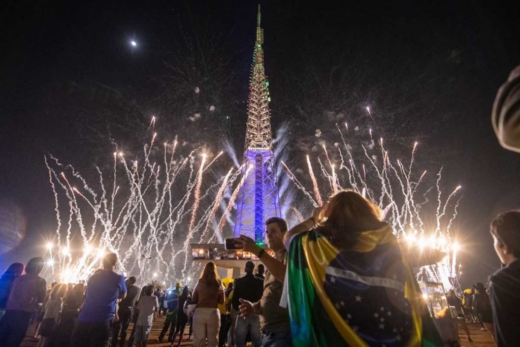 Queima de fogos na Torre de TV em celebração à chega do Bicentenário da Independência do Brasil