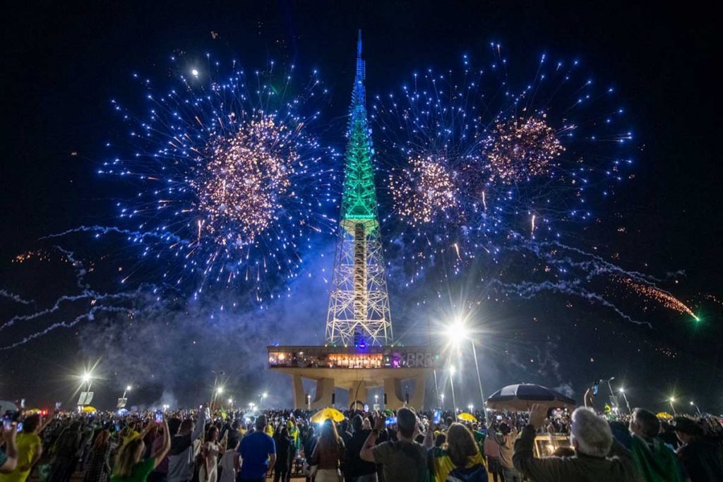 Queima de fogos na Torre de TV em celebração à chega do Bicentenário da Independência do Brasil