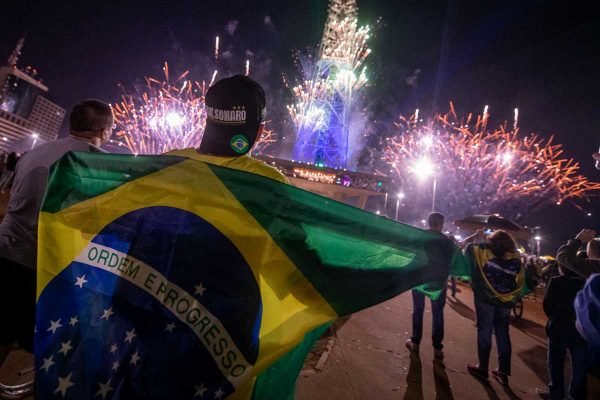 Queima de fogos na Torre de TV em celebração à chega do Bicentenário da Independência do Brasil
