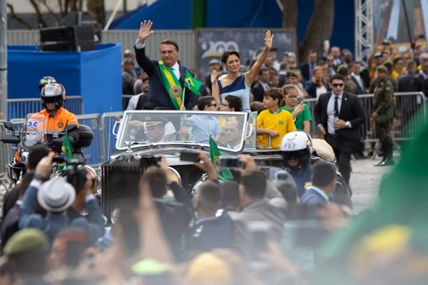 *****Foto-presidente-bolsonaro-chegando-à-esplanada (3)