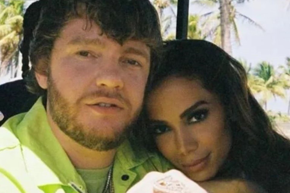 Foto colorida de Anitta e Murda Beatz
