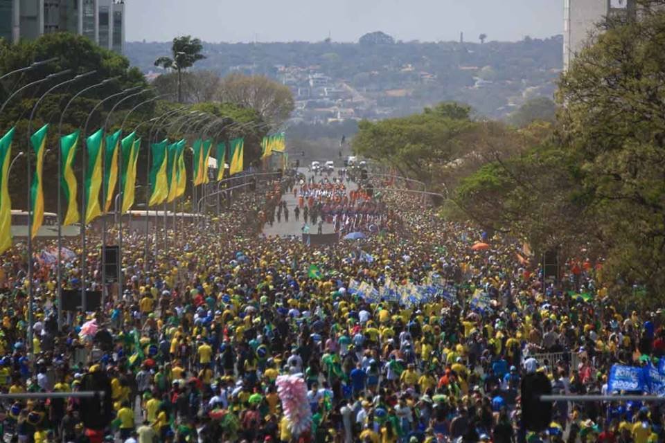 Brasília df brasil 07 de setembro de 2022 desfile do dia da independência  do brasil com equipamento militar