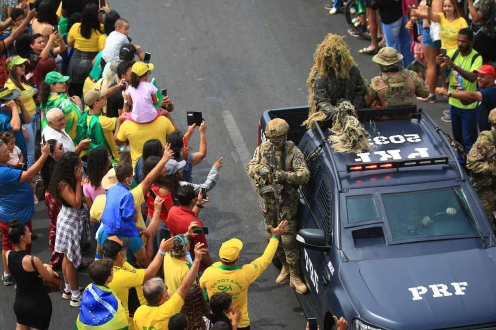 Carro da PRF passando por manifestantes