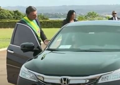 Primeira-dama Michelle Bolsonaro se diverte e participa de corrida