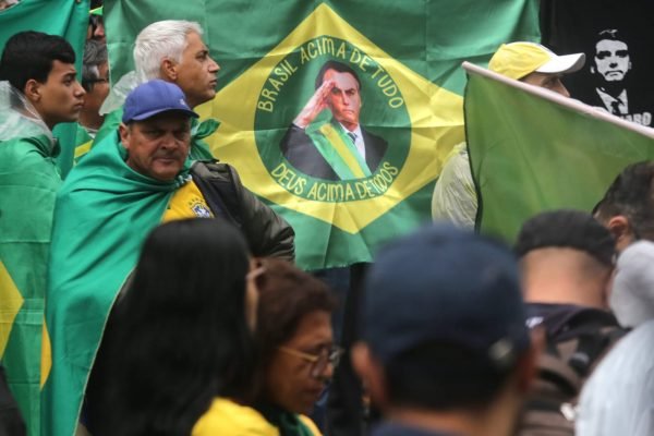 manifestantes com cartazes em apoio ao presidente jair bolsonaro