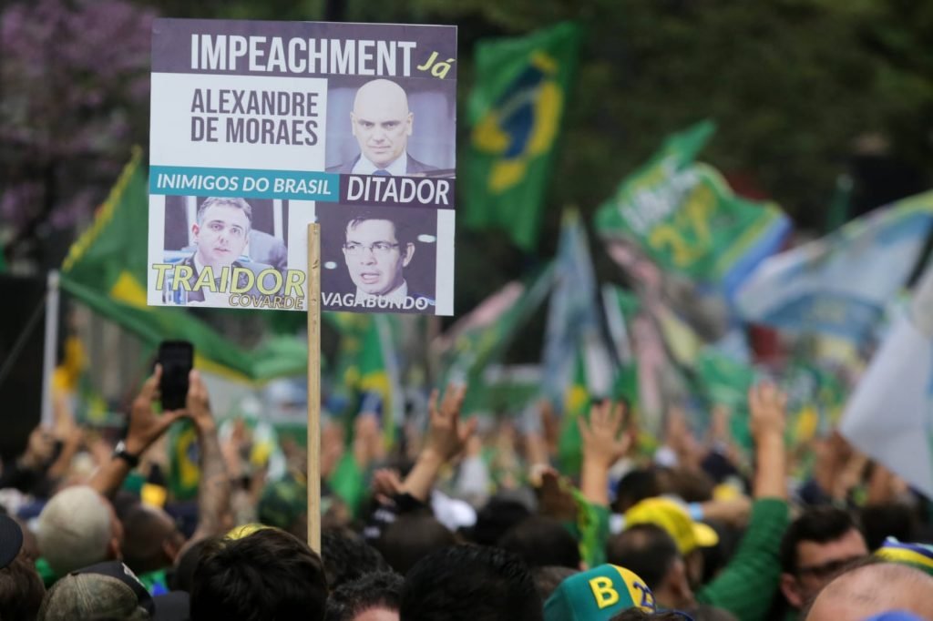 manifestantes com cartazes contra o STF e autoridades do legislativo