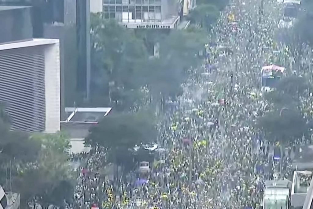 imagem aérea na avenida paulista lotada de pessoas no 7 de setembro