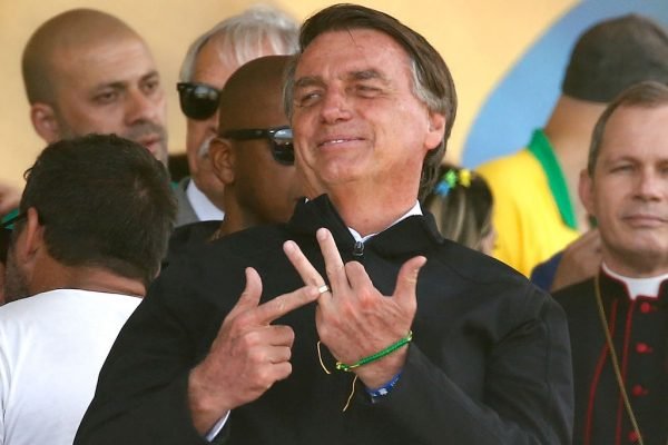 A facada, desta vez, foi Bolsonaro quem deu na Constituição