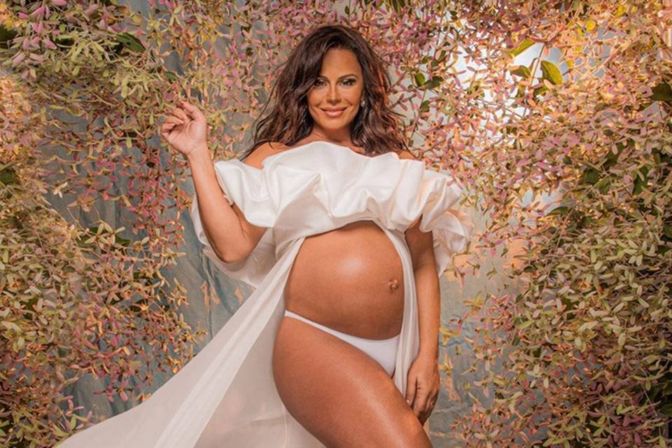 Foto colorida da atriz Viviane Araújo posando para foto com a barriga de grávida à mostra - Metrópoles