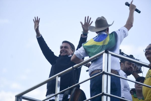 Foto colorida de Jair Bolsonaro em cima de trio elétrico em evento de 7 de setembro de 2022