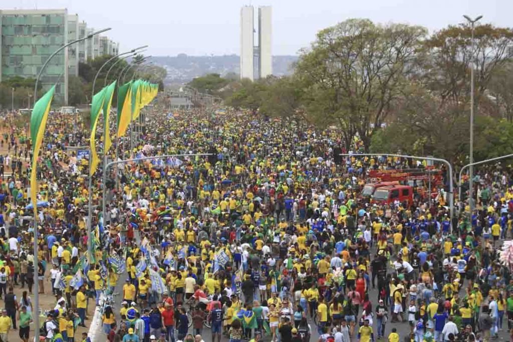 Esplanada dos ministérios lotada de apoiadores e pessoas que vieram acompanhar o desfile