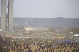 Esplanada dos ministérios lotada de apoiadores e pessoas que vieram acompanhar o desfile